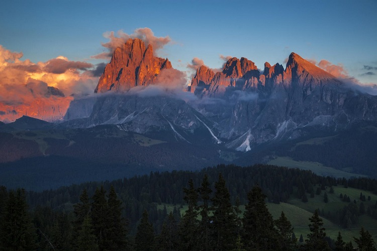 Italien, Suedtirol, Dolomiten, Groeden, Val Gardena, St. Ulrich Blick von der Bergstation Seiser Alm auf die Langkoffel Gruppe