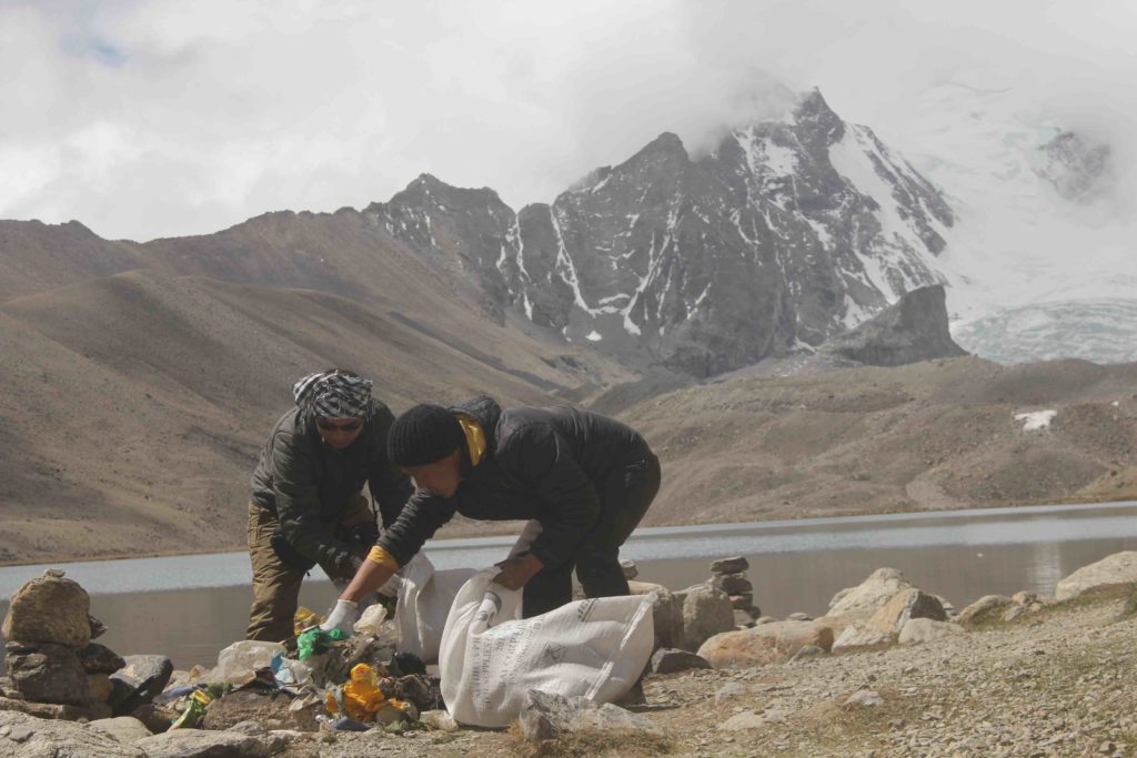 volunteers cleanup the holy lake Gurudongmar 